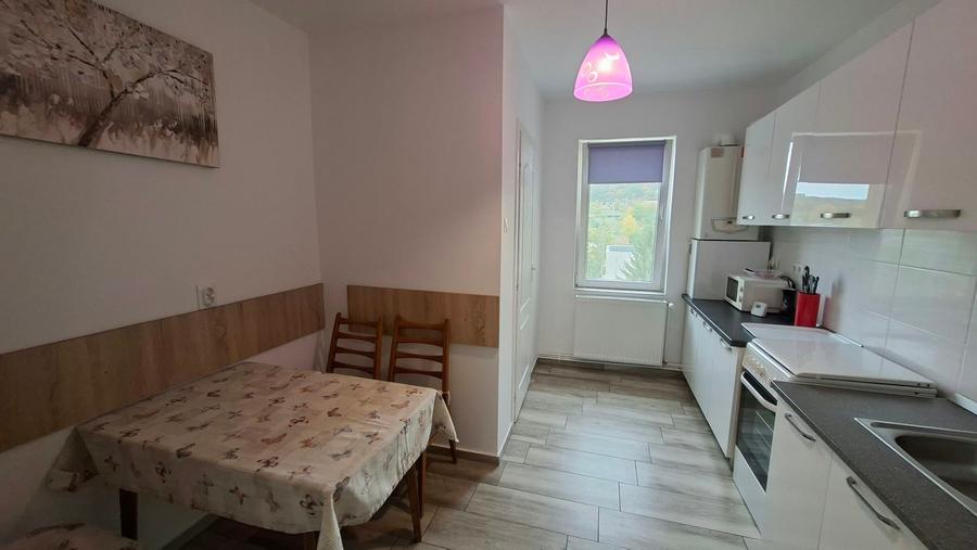 Apartament cu 3 camere decomandat în Corina
