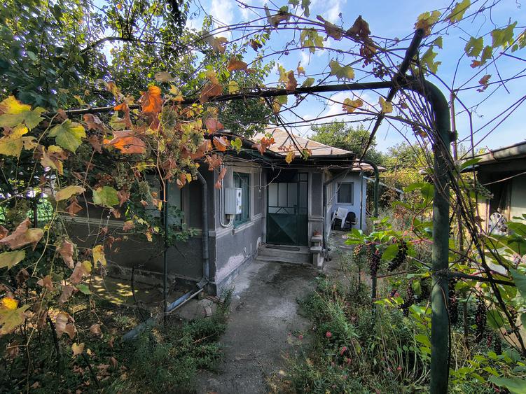 Casă individuală cu 4 camere cu Garaj în Andronache