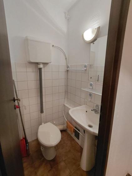 Apartament cu 3 camere decomandat în P-ța Victoriei