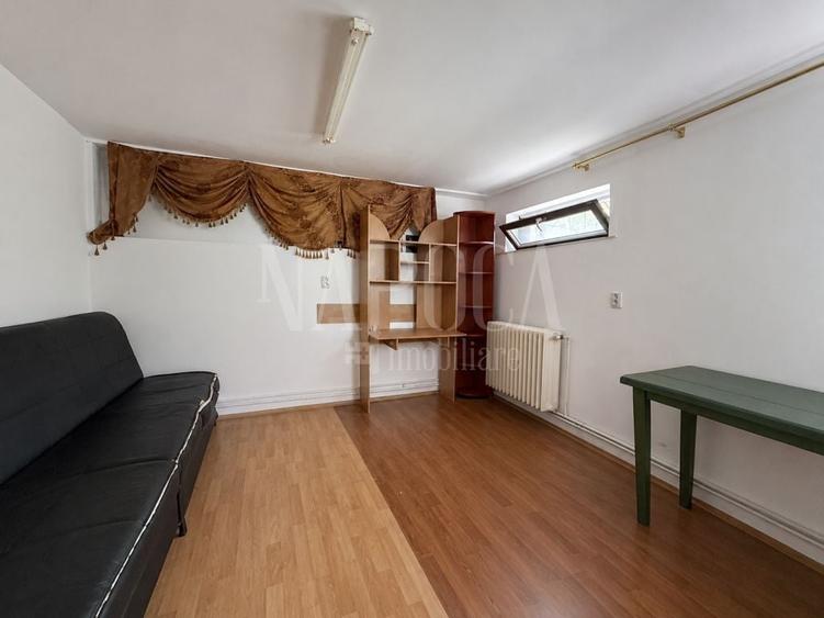 Casă individuală cu 8 camere cu Canalizare în Iris