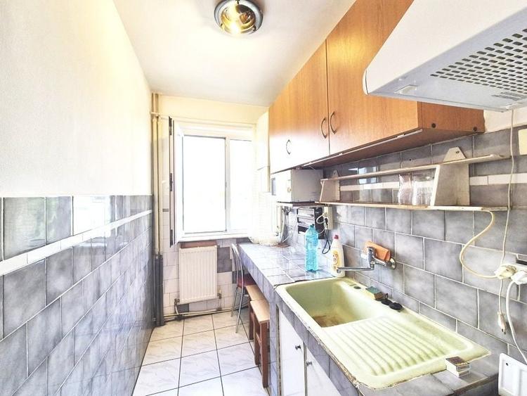 Apartament cu 3 camere semidecomandat în Radu Negru