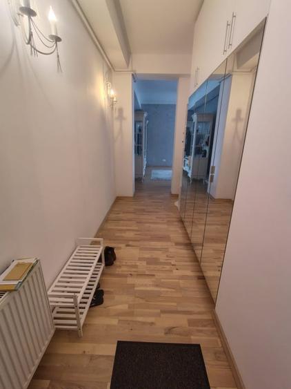Apartament cu 3 camere semidecomandat, mobilat în Central