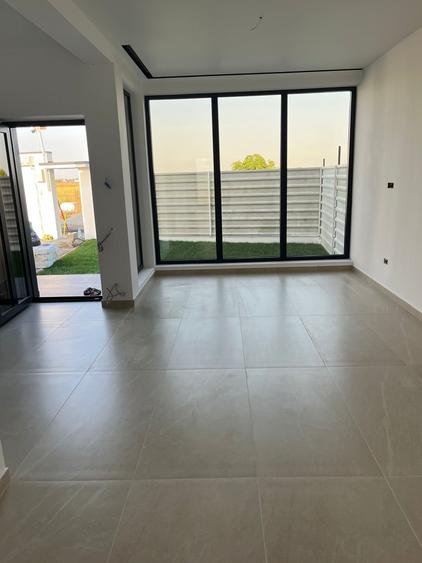 Duplex cu 4 camere cu Canalizare în 1 Decembrie