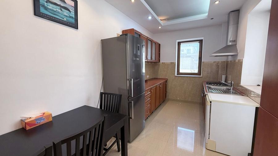 Apartament cu 3 camere semidecomandat în Herăstrău