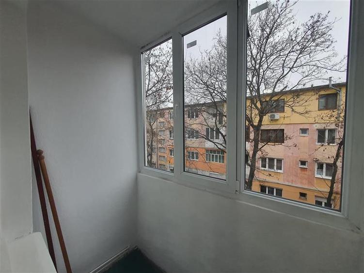 Apartament cu 3 camere semidecomandat, mobilat în Central