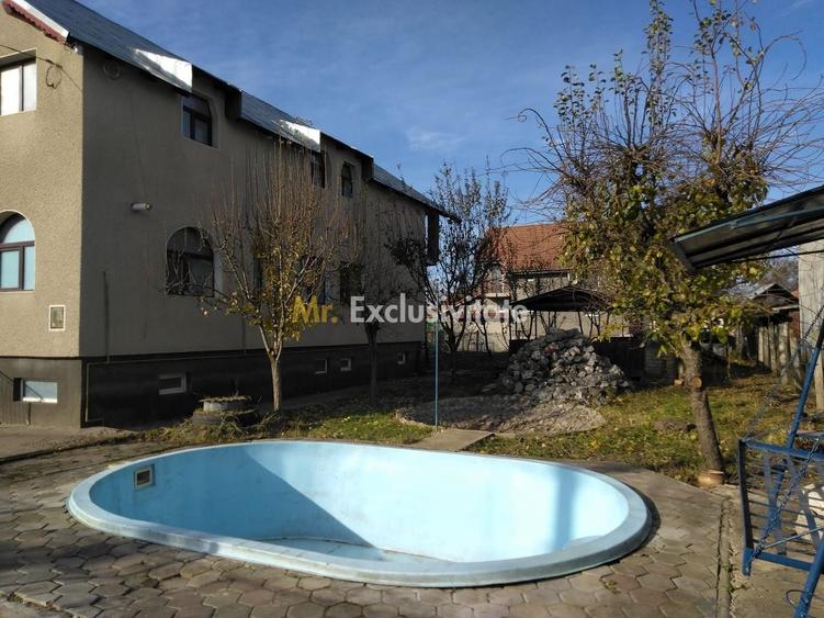 Casă individuală cu 10 camere cu Canalizare în Est