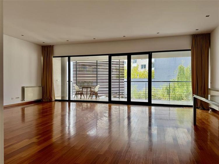 Apartament cu 4 camere decomandat în Dorobanți