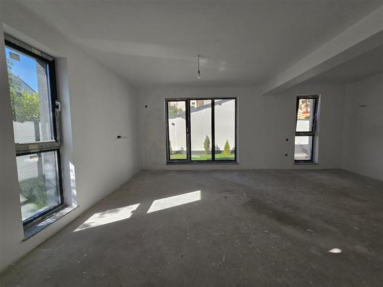 Duplex cu 5 camere cu Canalizare în Bucureștii Noi