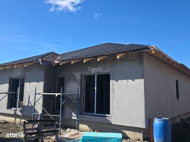 Casa la cheie , gard + panouri , 4 camere, teren 650 mp , com Livezeni
