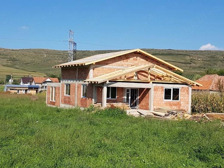 Casă cu 4 camere cu Teren 1800 Mp în Gădălin