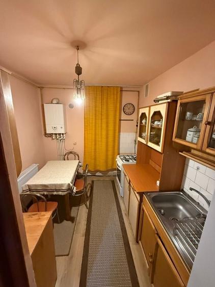 Apartament cu 3 camere decomandat în Petros