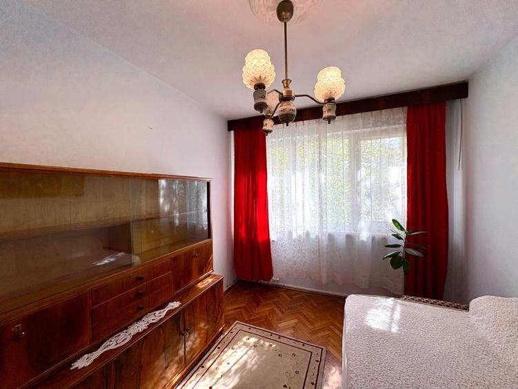 Apartament cu 3 camere semidecomandat în Titan