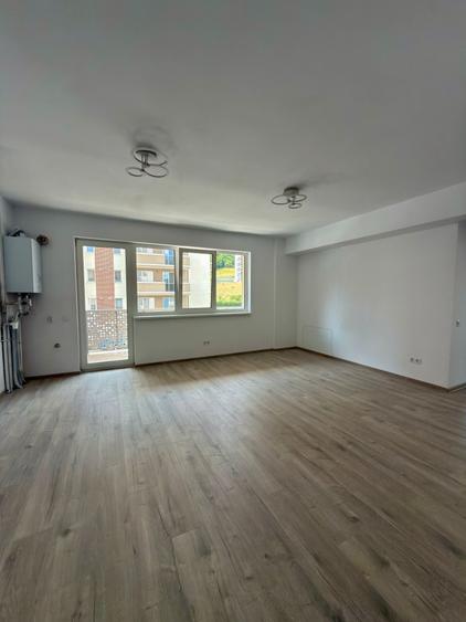 Apartament cu 3 camere semidecomandat în Florești