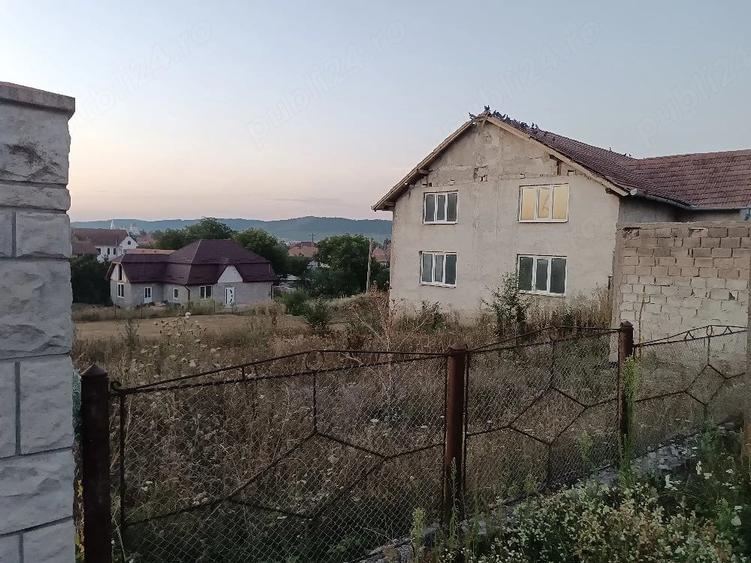 Casă cu 11 camere cu Teren 750 Mp în Luncani