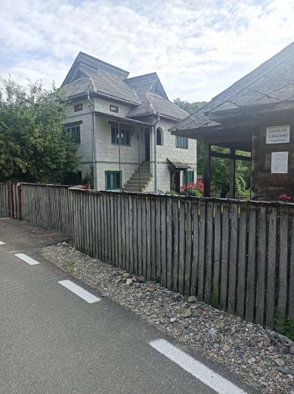 Casă cu Teren 35000 Mp în Strâmtura