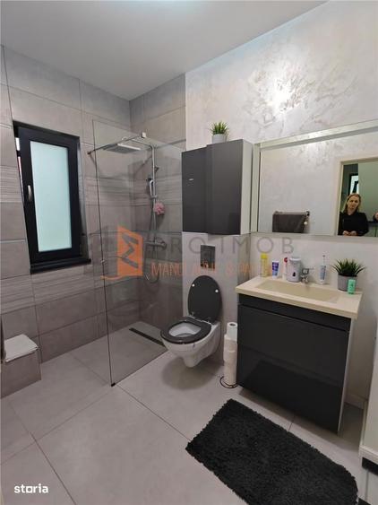 Casă cu 6 camere decomandat cu Canalizare în Micro 5