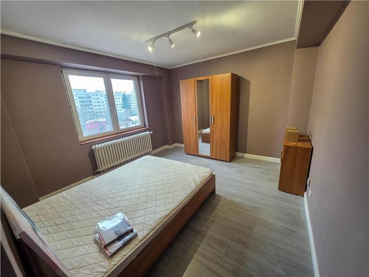 Apartament cu 4 camere decomandat în Central