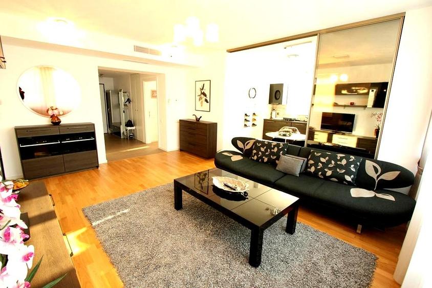 Apartament cu 3 camere semidecomandat în Polonă