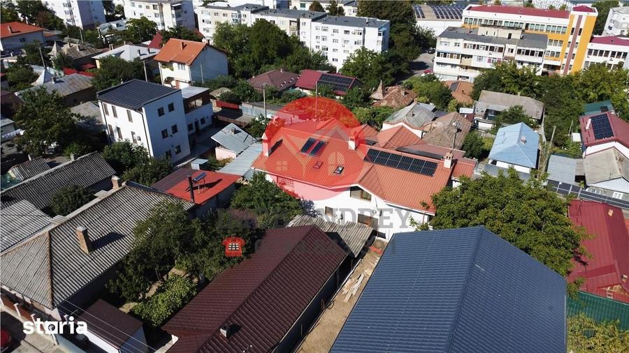 Casă cu 8 camere cu Teren 500 Mp în Pelican
