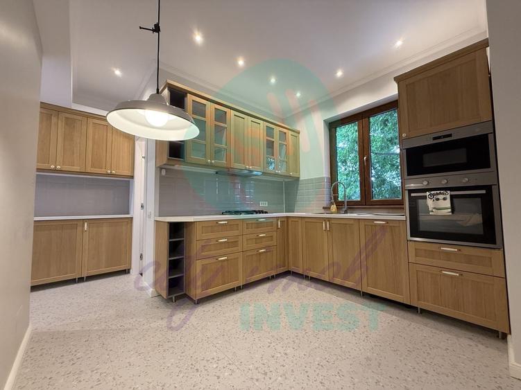 Apartament cu 4 camere semidecomandat, mobilat în P-ța Sfântul Ștefan