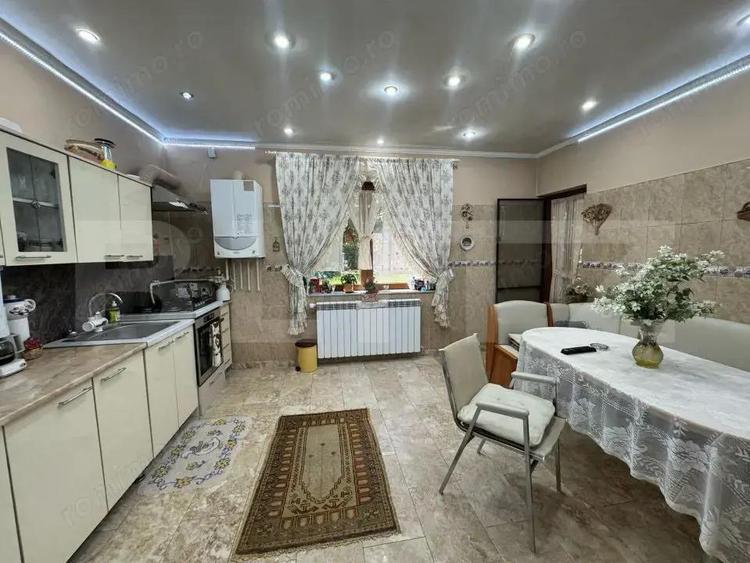 Casă cu 9 camere cu Teren 303 Mp în Central