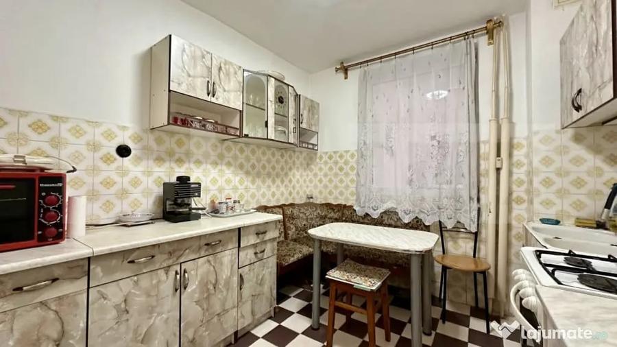 Apartament cu 3 camere decomandat, mobilat în Dacia