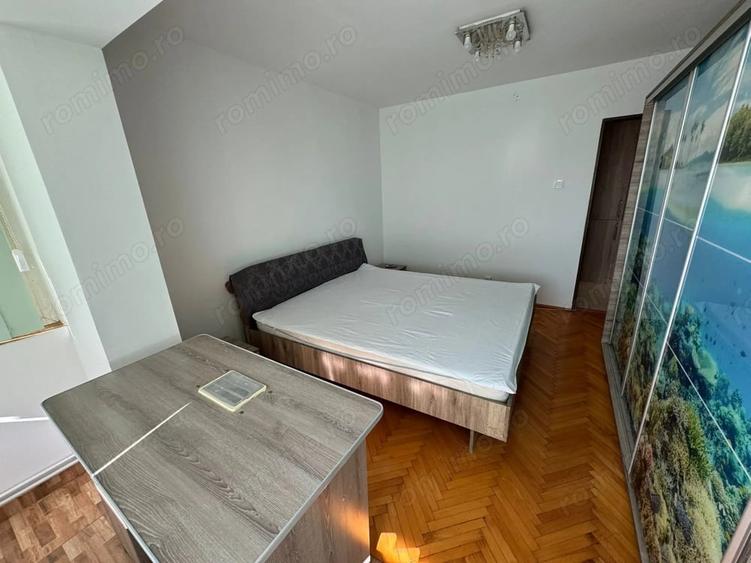 Apartament cu 3 camere decomandat în Girocului