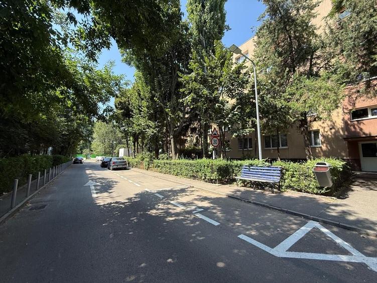 Apartament cu 3 camere decomandat, mobilat în Brâncoveanu