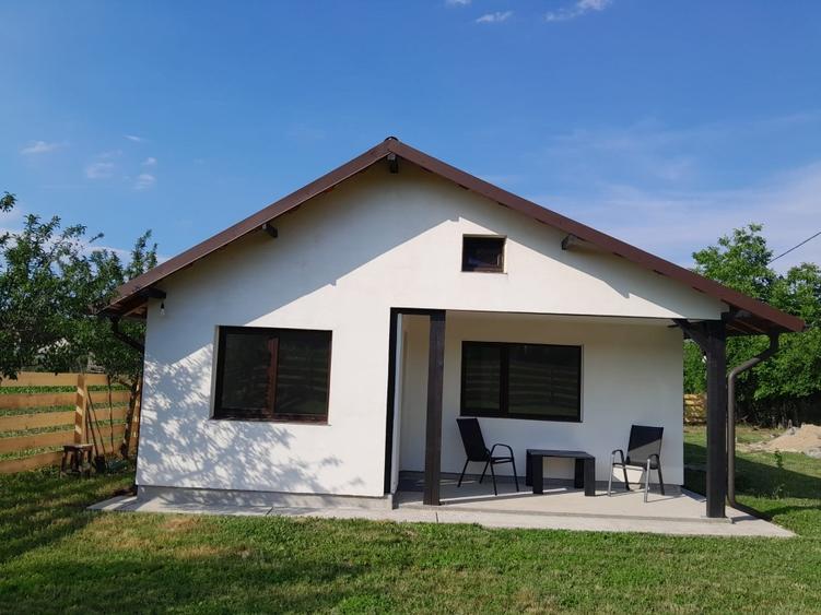 Casă individuală cu 3 camere cu Canalizare în Merișani