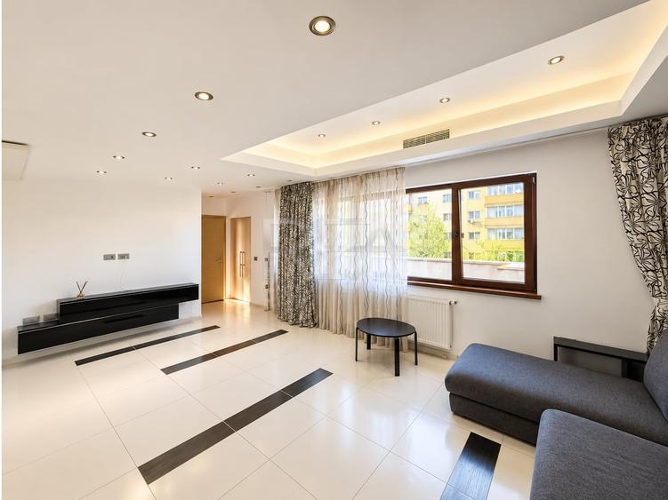 Apartament cu 3 camere semidecomandat, mobilat în Moșilor
