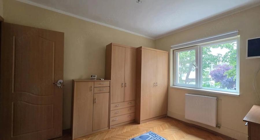 Apartament cu 3 camere decomandat în Lipovei