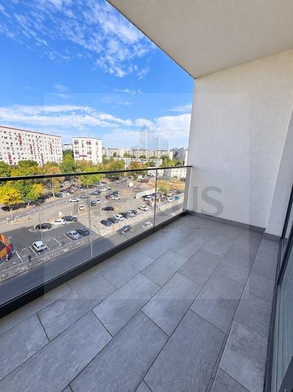 Apartament cu 3 camere semidecomandat, mobilat în Apărătorii Patriei