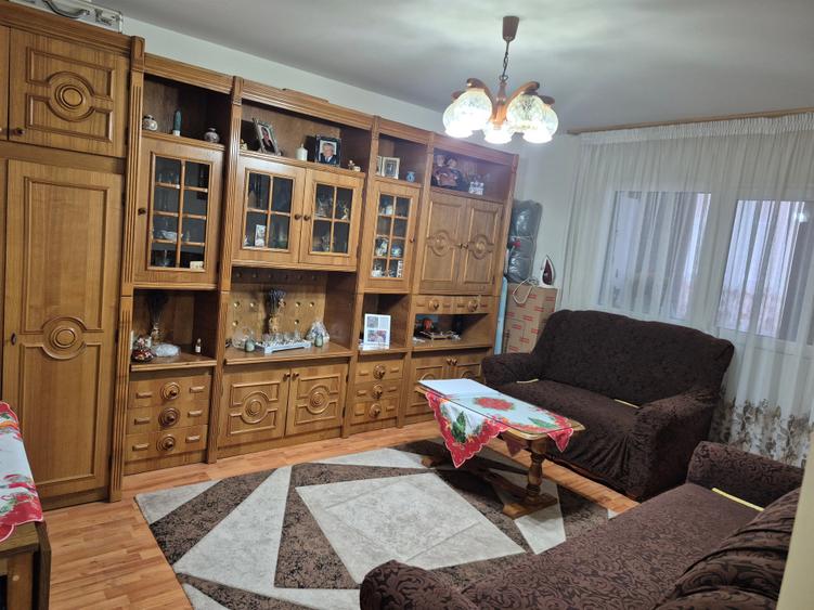Apartament cu 3 camere decomandat în Florilor