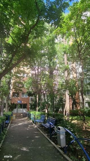 Apartament cu 3 camere semidecomandat în Berceni