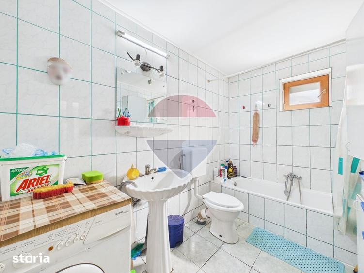 Casă cu 6 camere cu Teren 2208.64 Mp în Central