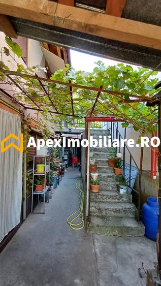 Casă individuală cu 15 camere cu Canalizare în Apărătorii Patriei