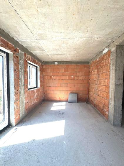 Apartament cu 3 camere decomandat în Est