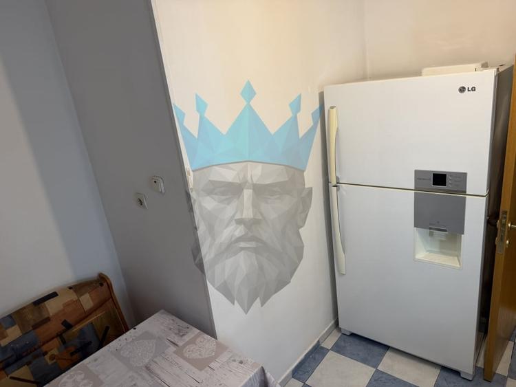 Apartament cu 3 camere semidecomandat, mobilat în P-ța Romană