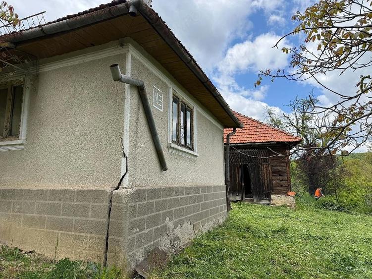 Casă cu 4 camere cu Teren 1000 Mp în Târnăvița