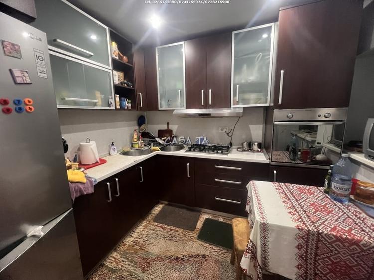 Casă cu 9 camere cu Canalizare în Central