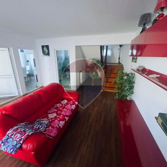 Casă individuală cu 5 camere cu Teren 300 Mp în Central