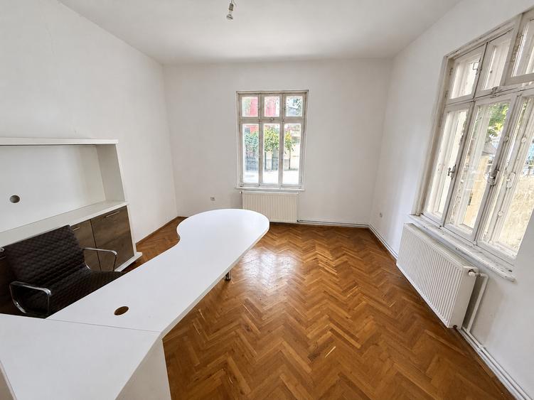 Casă individuală cu 5 camere cu Garaj în Tei