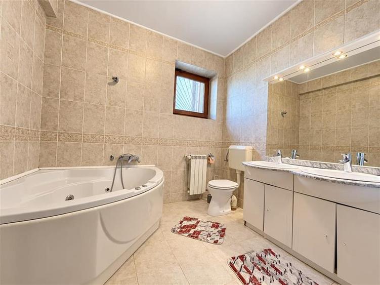 Casă individuală cu 6 camere cu Teren 911 Mp în Central