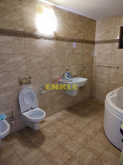 Casă individuală cu 5 camere cu Canalizare în Periferie