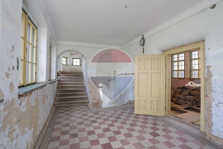 Casă individuală cu 7 camere cu Teren 1600 Mp în Bruiu