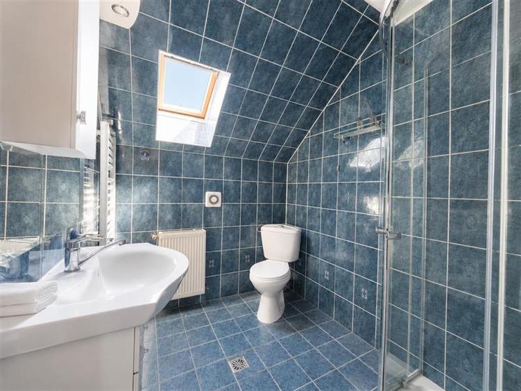 Casă individuală cu 4 camere cu Canalizare în Sud