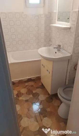 Apartament cu 3 camere semidecomandat în Rahova