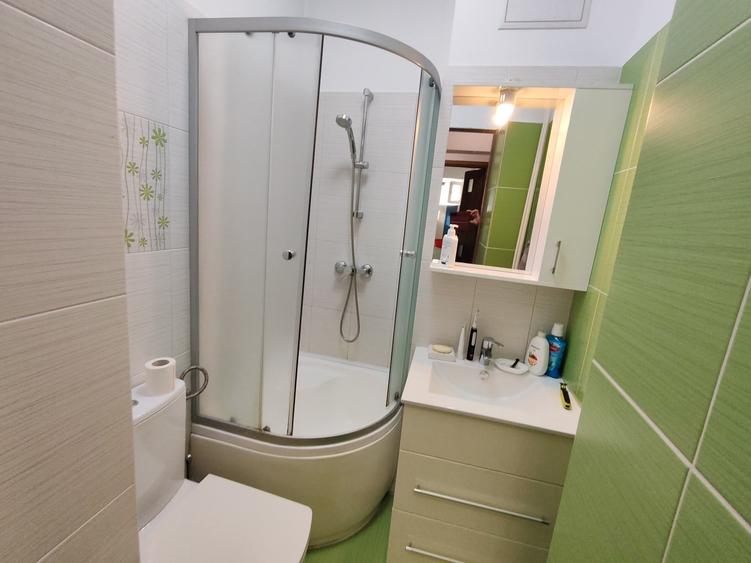 Apartament cu 4 camere decomandat în Basarabia