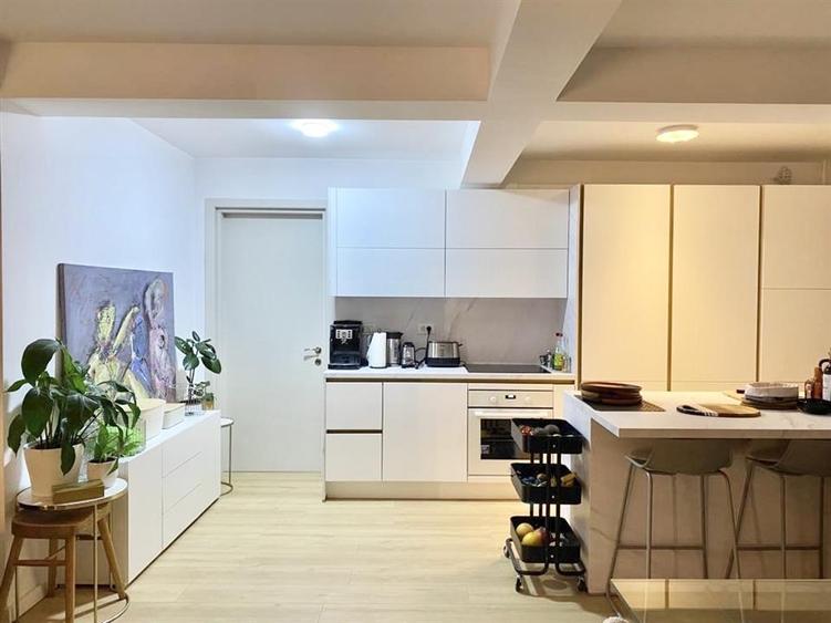 Apartament cu 4 camere decomandat, mobilat în Iancu Nicolae