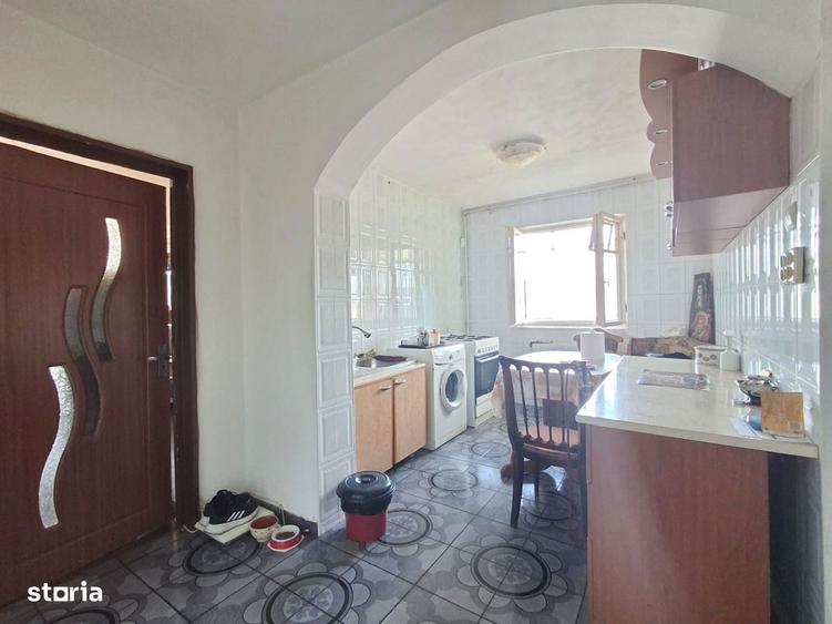 Apartament cu 3 camere semidecomandat, mobilat în Dristor